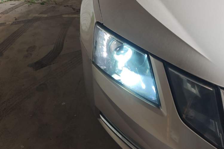 Used Skoda Octavia 2019 1.5L Automatic Smart Drive Luxury Edition China VI Standard Right Front Headlight
