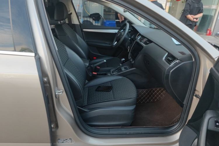 Used Skoda Octavia 2019 1.5L Automatic Smart Drive Luxury Edition China VI Standard Right Front Seat