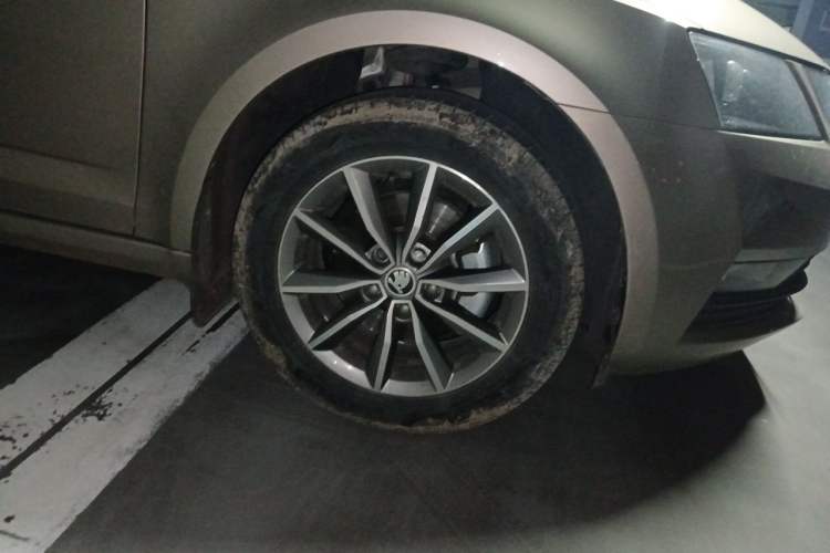 Used Skoda Octavia 2019 TSI230 DSG Comfort Edition Right Front Wheel Hub