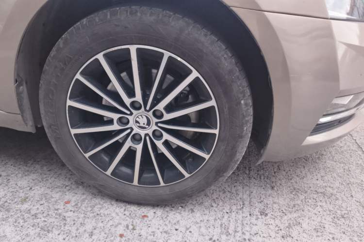 Used Skoda Octavia 2019 1.5L Automatic Luxury Edition Right Front Wheel Hub