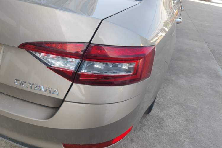 Used Skoda Octavia 2019 1.5L Automatic Smart Drive Luxury Edition China VI Standard Right Rear Taillight