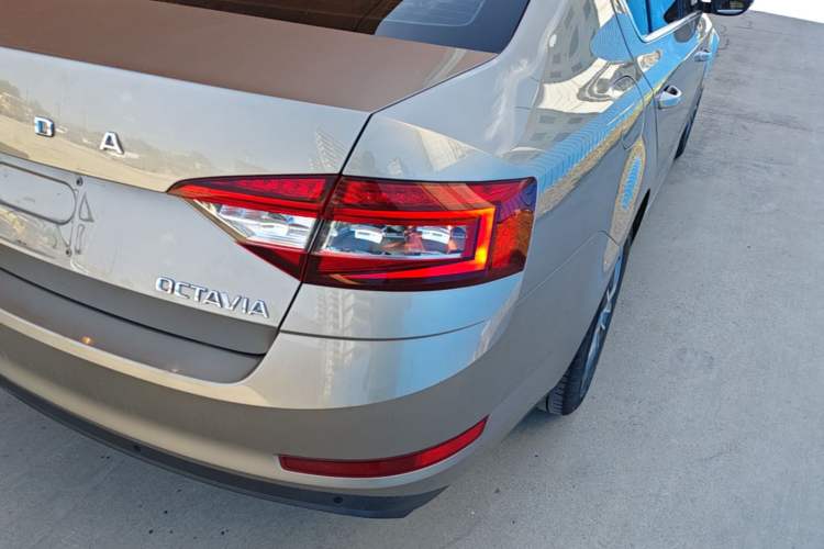 Used Skoda Octavia 2019 1.5L Automatic SmartDrive Comfort Edition China VI Standard Right Rear Taillight