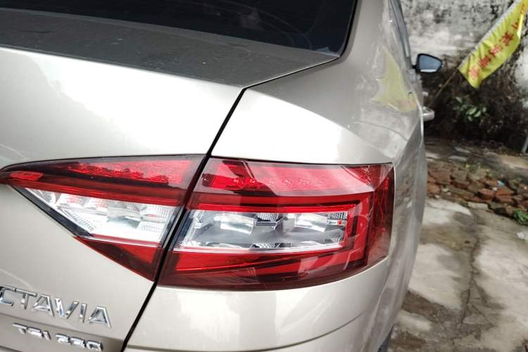 Used Skoda Octavia 2019 TSI230 DSG Smart & Comfort Edition China VI Standard Right Rear Taillight