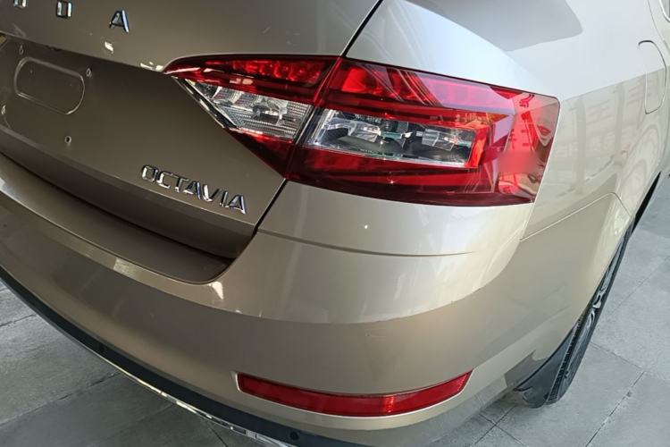 Used Skoda Octavia 2019 1.5L Automatic Smart Drive Luxury Edition China VI Standard Right Rear Taillight