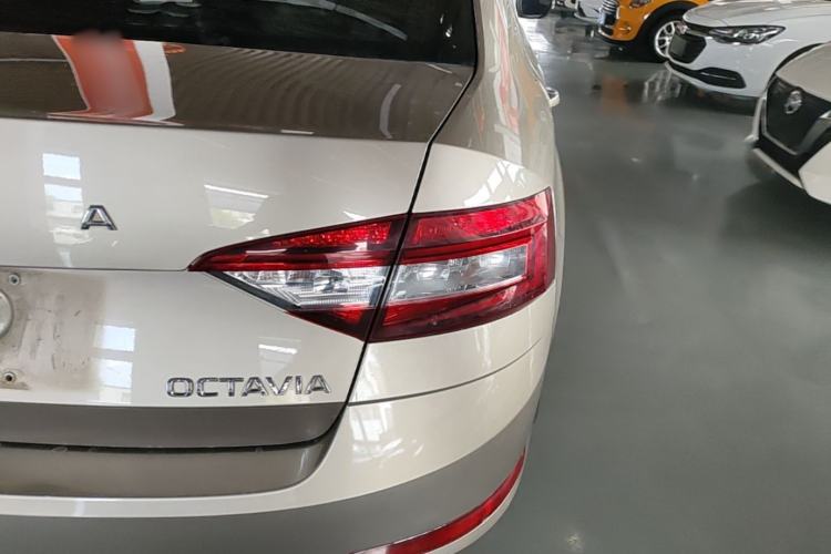 Used Skoda Octavia 2019 1.5L Automatic Smart Drive Luxury Edition China VI Standard Right Rear Taillight