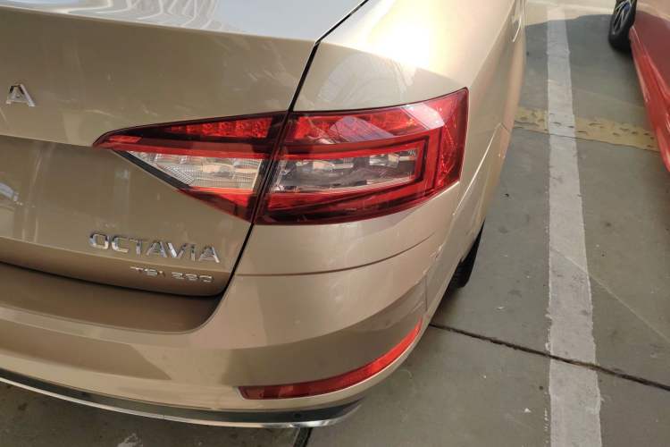 Used Skoda Octavia 2019 TSI280 DSG SmartDrive Luxury Edition China VI Right Rear Taillight