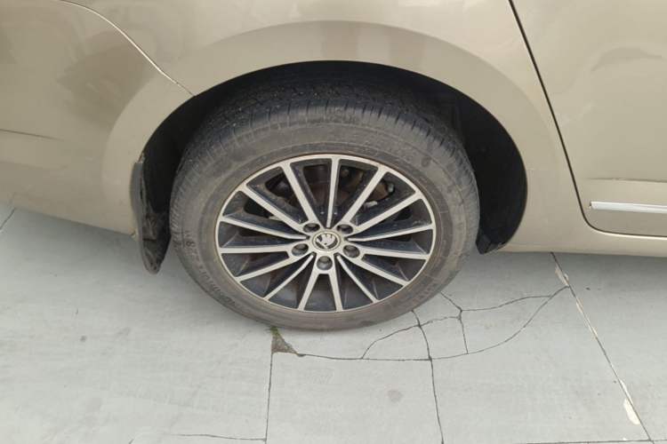 Used Skoda Octavia 2019 TSI230 DSG Luxury Edition Right Rear Wheel Hub