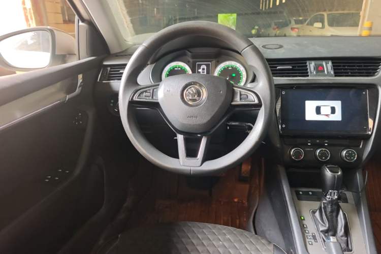 Used Skoda Octavia 2019 1.5L Automatic Smart Drive Luxury Edition China VI Standard Steering Wheel