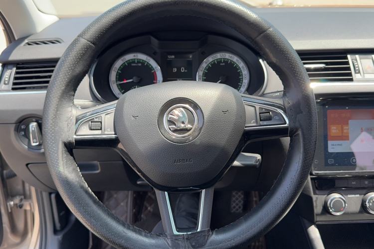 Used Skoda Octavia 2019 1.5L Automatic Smart Drive Luxury Edition China VI Standard Steering Wheel