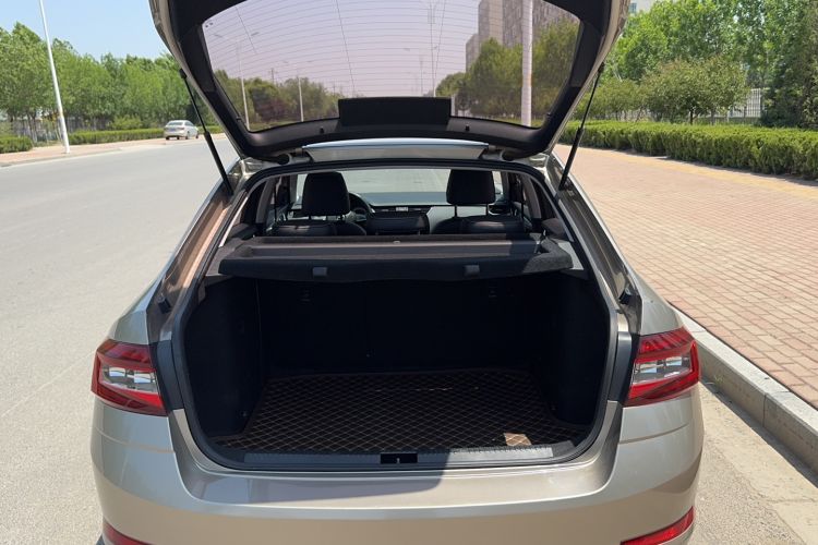 Used Skoda Octavia 2019 1.5L Automatic Smart Drive Luxury Edition China VI Standard Trunk