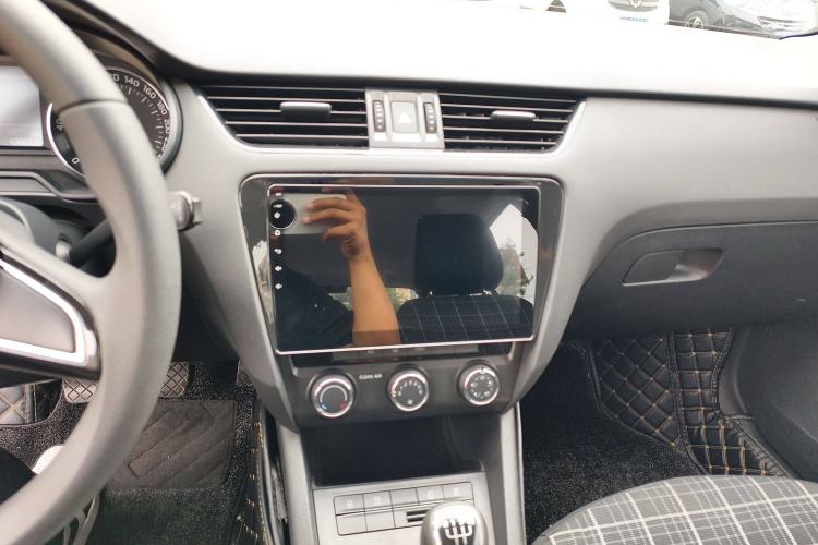 Used Skoda Octavia 2020 1.5L Manual Standard Edition Audio And AC Panel