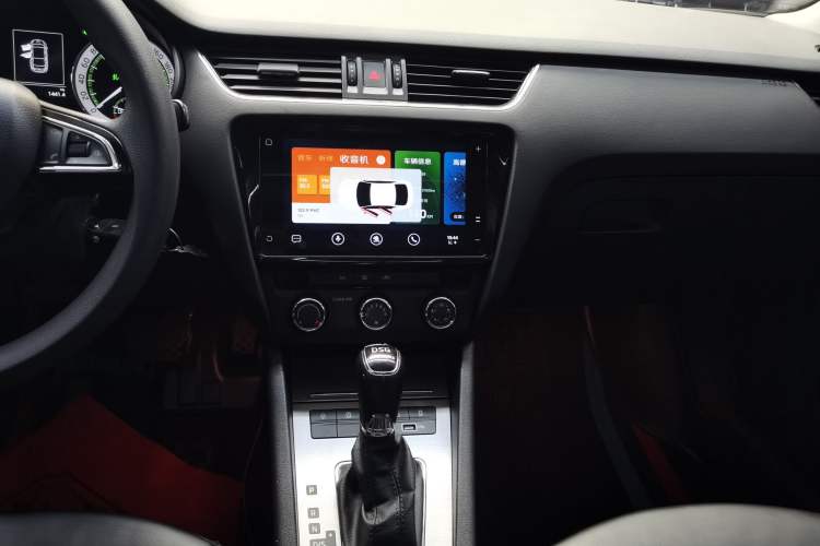 Used Skoda Octavia 2020 TSI280 DSG SmartDrive Luxury Edition Audio And AC Panel