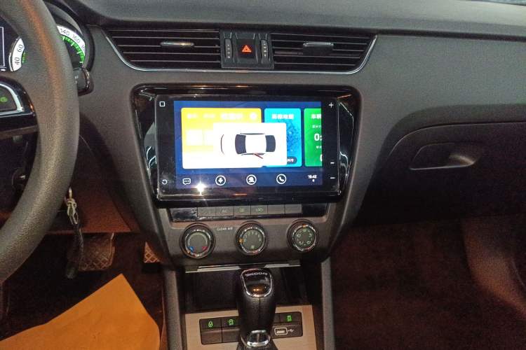 Used Skoda Octavia 2020 1.5L Automatic SmartDrive Luxury Edition Audio And AC Panel
