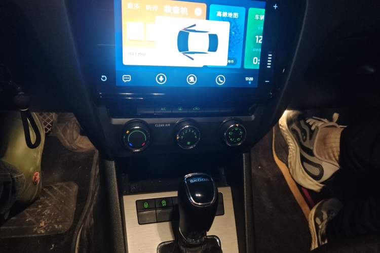 Used Skoda Octavia 2020 1.5L Automatic SmartDrive Luxury Edition Audio And AC Panel