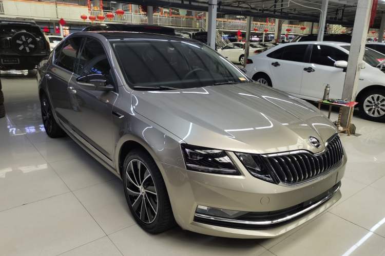 Used Skoda Octavia 2020 TSI280 DSG SmartDrive Luxury Edition Front Right 45 Deg