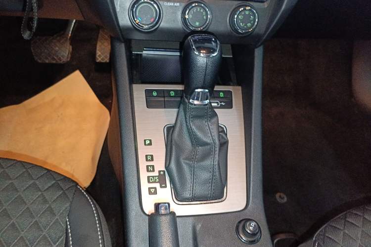 Used Skoda Octavia 2020 1.5L Automatic SmartDrive Luxury Edition Gear Lever