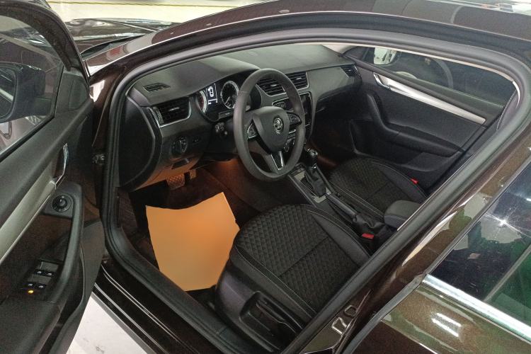Used Skoda Octavia 2020 1.5L Automatic SmartDrive Luxury Edition Interior 3