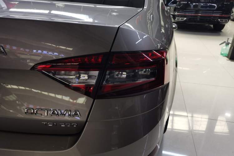 Used Skoda Octavia 2020 TSI280 DSG SmartDrive Luxury Edition Right Rear Taillight