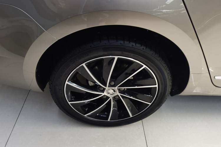 Used Skoda Octavia 2020 TSI280 DSG SmartDrive Luxury Edition Right Rear Wheel Hub