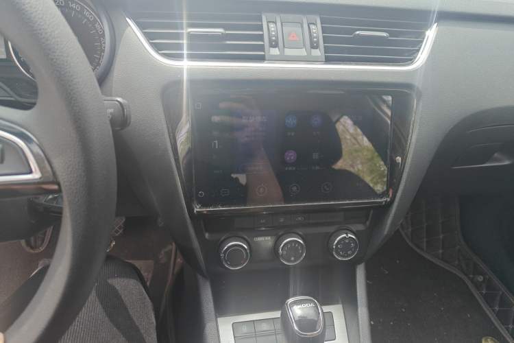 Used Skoda Octavia 2020 1.5L Automatic SmartDrive Comfort Edition Audio And AC Panel