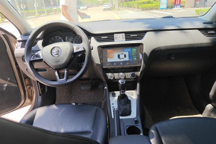 Used Skoda Octavia 2020 1.5L Automatic SmartDrive Comfort Edition Center Console