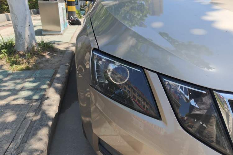 Used Skoda Octavia 2020 1.5L Automatic SmartDrive Comfort Edition Right Front Headlight