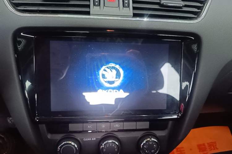 Used Skoda Octavia 2020 1.5L Automatic SmartDrive Luxury Edition Audio And AC Panel