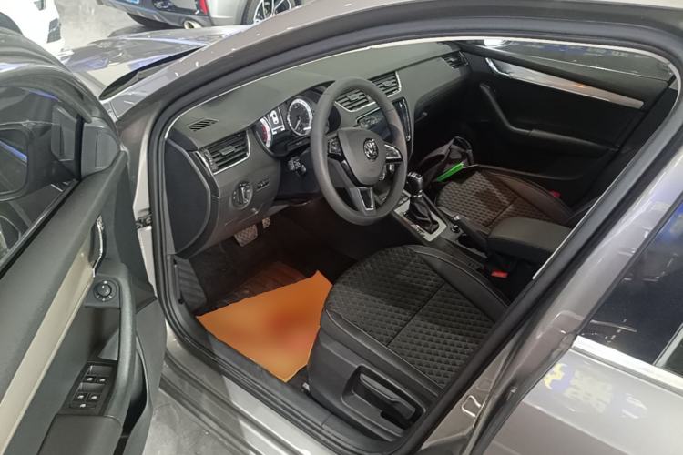 Used Skoda Octavia 2020 1.5L Automatic SmartDrive Luxury Edition Driver Seat