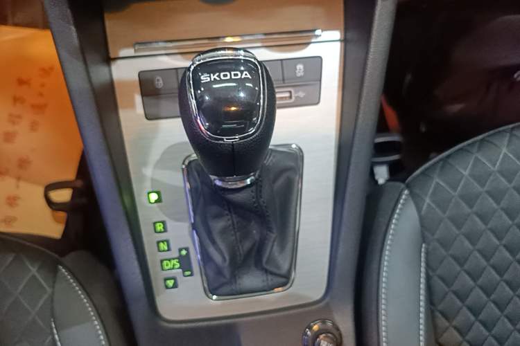 Used Skoda Octavia 2020 1.5L Automatic SmartDrive Luxury Edition Gear Lever