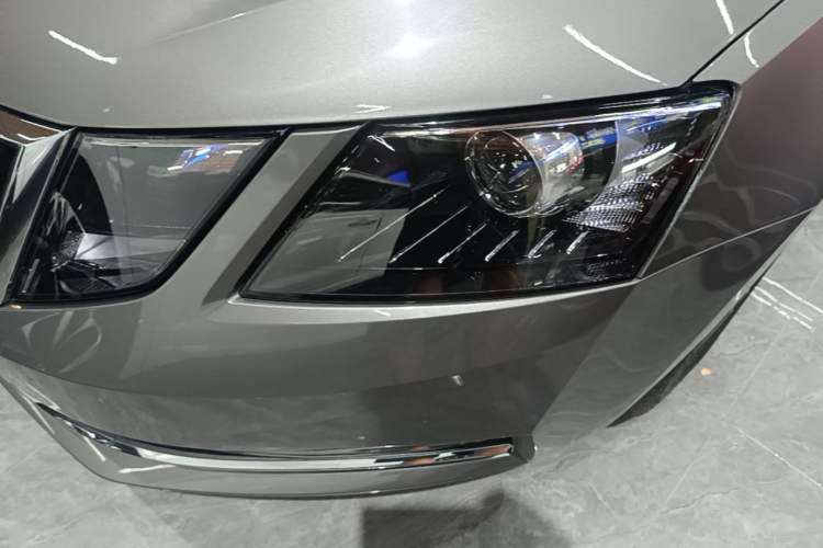 Used Skoda Octavia 2020 1.5L Automatic SmartDrive Luxury Edition Left Front Headlight