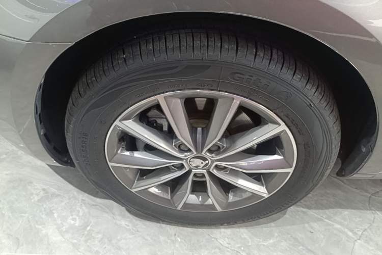 Used Skoda Octavia 2020 1.5L Automatic SmartDrive Luxury Edition Left Front Wheel Hub