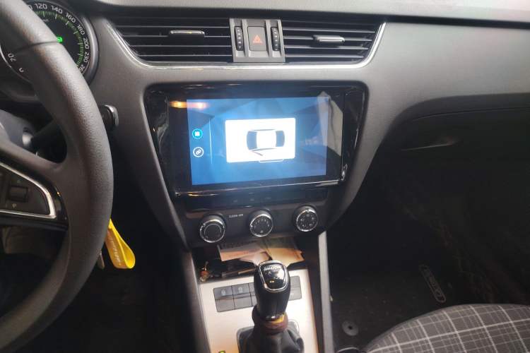 Used Skoda Octavia 2020 1.5L Automatic SmartDrive Comfort Edition Audio And AC Panel