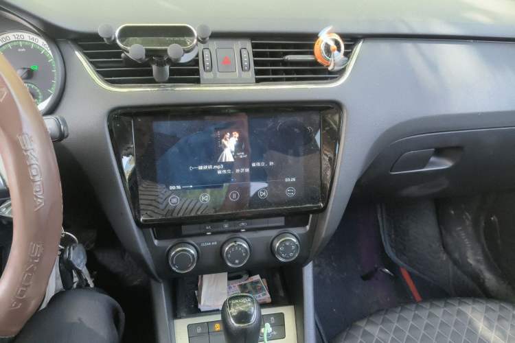 Used Skoda Octavia 2020 1.5L Automatic SmartDrive Luxury Edition Audio And AC Panel