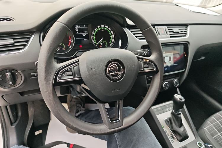 Used Skoda Octavia 2020 1.5L Automatic SmartDrive Comfort Edition Center Console