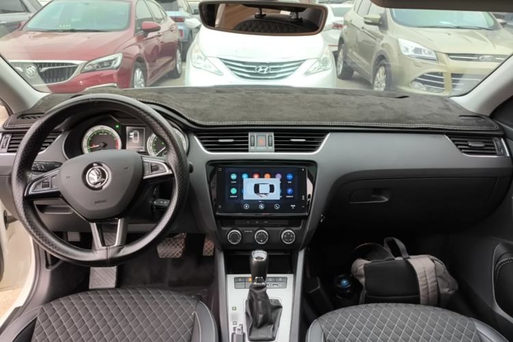 Used Skoda Octavia 2020 TSI230 DSG SmartDrive Luxury Edition Center Console
