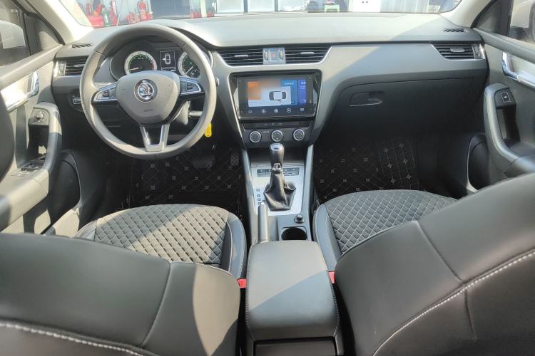 Used Skoda Octavia 2020 1.5L Automatic SmartDrive Luxury Edition Center Console