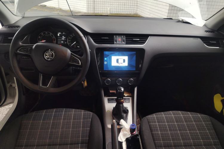 Used Skoda Octavia 2020 1.5L Automatic SmartDrive Comfort Edition Center Console