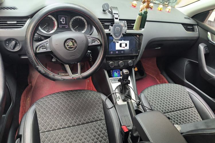 Used Skoda Octavia 2020 1.5L Automatic SmartDrive Luxury Edition Center Console