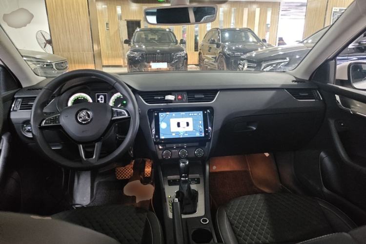 Used Skoda Octavia 2020 1.5L Automatic SmartDrive Luxury Edition Center Console