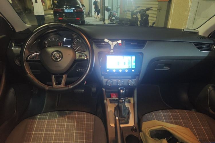Used Skoda Octavia 2020 1.5L Automatic SmartDrive Comfort Edition Center Console