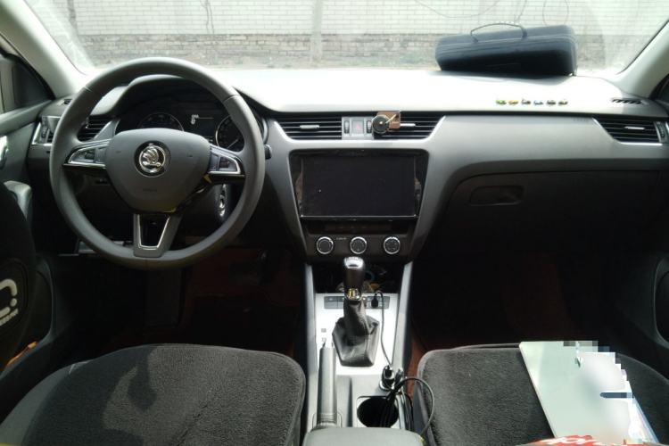 Used Skoda Octavia 2020 TSI230 DSG SmartDrive Comfort Edition Center Console