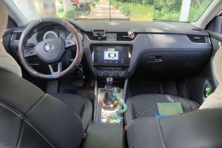 Used Skoda Octavia 2020 1.5L Automatic SmartDrive Luxury Edition Center Console