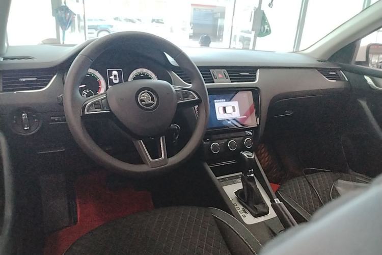 Used Skoda Octavia 2020 1.5L Automatic SmartDrive Luxury Edition Center Console