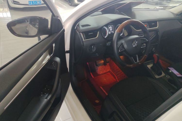 Used Skoda Octavia 2020 TSI280 DSG SmartDrive Luxury Edition Driver Seat