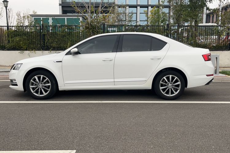 Used Skoda Octavia 2020 1.5L Automatic SmartDrive Luxury Edition Exterior 5