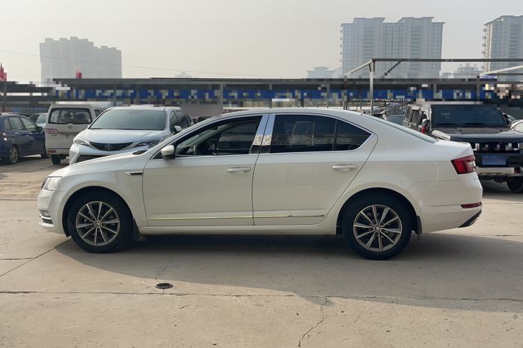 Used Skoda Octavia 2020 1.5L Automatic SmartDrive Luxury Edition Exterior 5