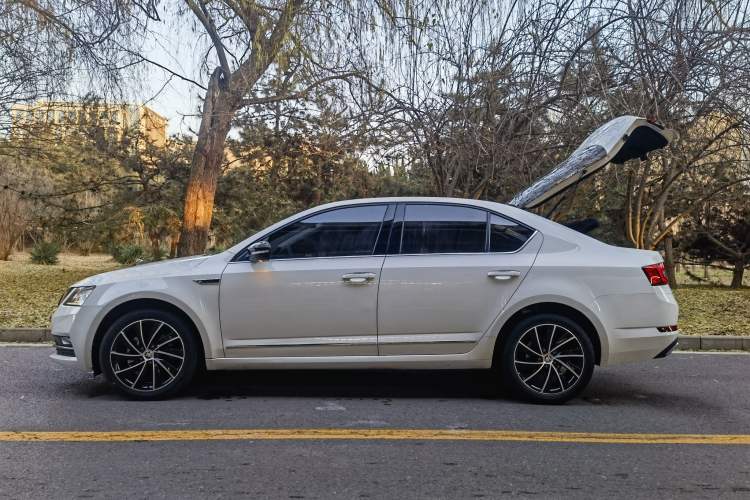 Used Skoda Octavia 2020 TSI280 DSG SmartDrive Luxury Edition Exterior 5