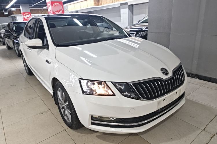 Used Skoda Octavia 2020 1.5L Automatic SmartDrive Luxury Edition Front Right 45 Deg