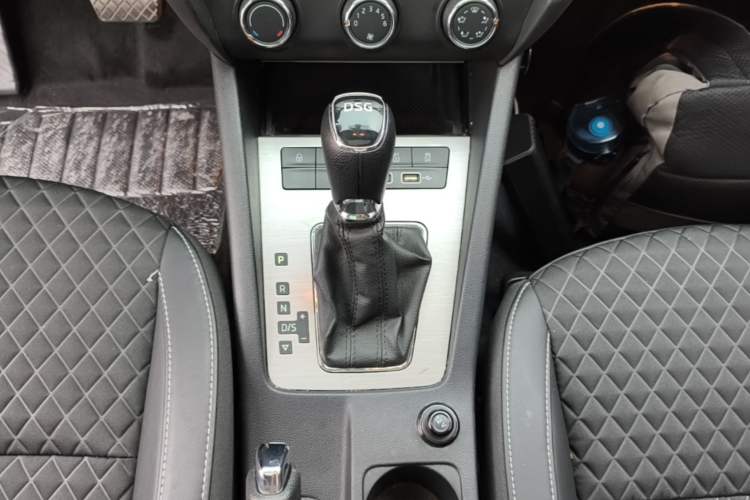 Used Skoda Octavia 2020 TSI230 DSG SmartDrive Luxury Edition Gear Lever