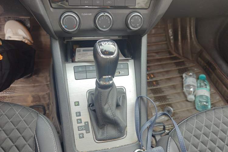 Used Skoda Octavia 2020 TSI280 DSG SmartDrive Luxury Edition Gear Lever